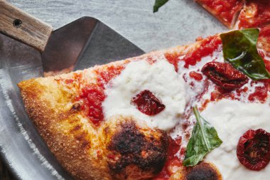 lezzetli pizza margherita sunucusuyla üstten görünüm tepsi