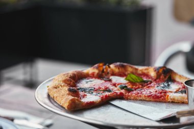 lezzetli pizza tepsisi ve arka plan bulanık yakın çekim vurdu