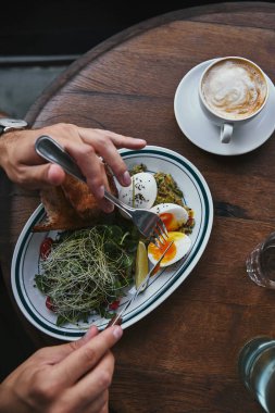 adamın lahanası ve kahve ile sağlıklı salata restoranda yemek kırpılmış atış