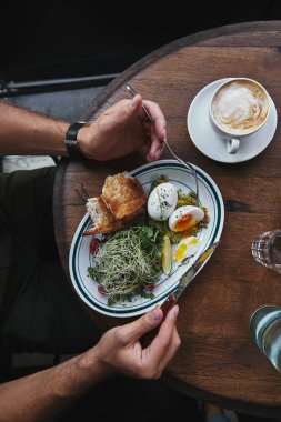 adam sağlıklı salata lahanası ve yumurta yeme kırpılmış atış