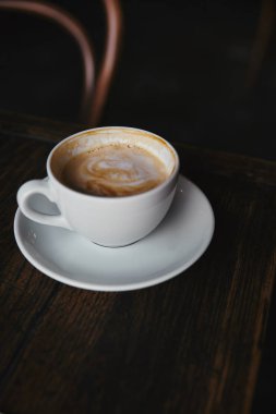 rustik ahşap masa restoranda lezzetli kahve fincan yakın çekim vurdu