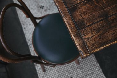 antika ahşap masa ve sandalye ayakta restoranda yüksek açılı görünüş