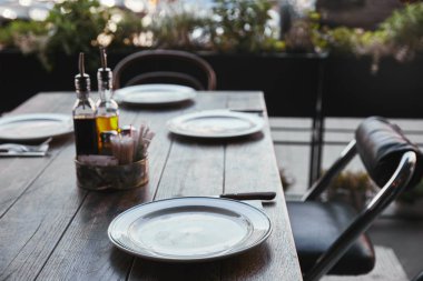 restoranda basit tablo ayarı baharatlar ile yakın çekim vurdu