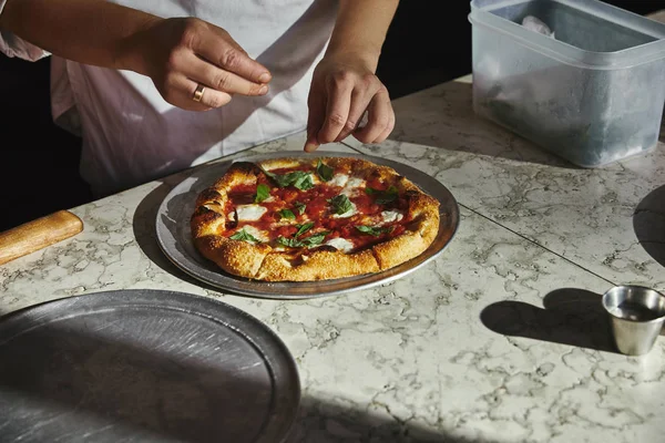 Przycięte Strzał Kobiety Rozlania Soli Pizza Margherita Marmurowym Blatem — Zdjęcie stockowe