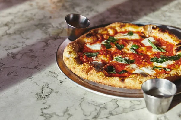 Close Shot Van Heerlijke Pizza Margherita Dienblad Marmeren Tafelblad — Stockfoto