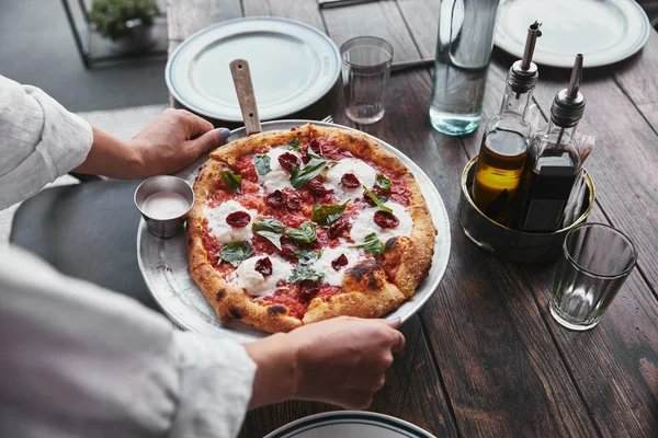 Foto Recortada Mujer Llevando Plato Con Deliciosa Pizza Margherita Para — Foto de Stock