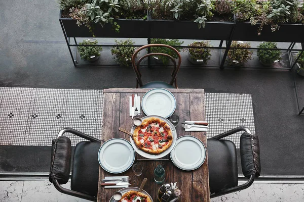 Top View Tasty Pizza Margherita Tray Table Setting Restaurant — Stock Photo, Image