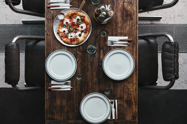 Top View Delicious Pizza Tray Table Setting Restaurant — Stock Photo, Image