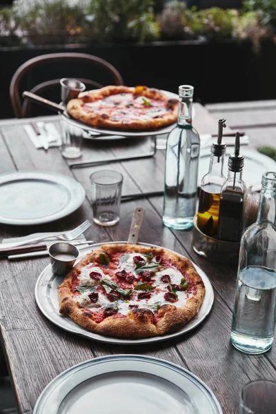 Varie Deliziose Pizze Sui Vassoi Del Ristorante — Foto Stock