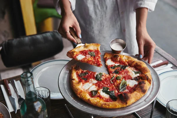 Recortado Tiro Servir Deliciosa Pizza Restaurante —  Fotos de Stock