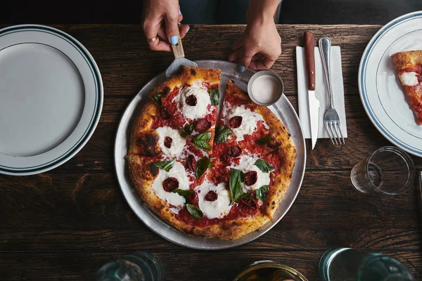 Bijgesneden Schot Van Het Dienen Van Versgebakken Pizza Restaurant — Stockfoto