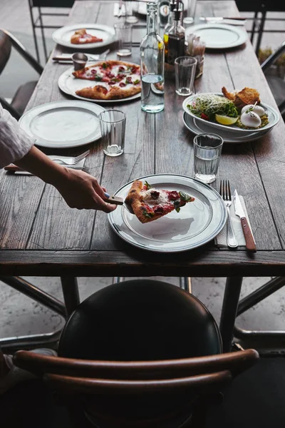 Oříznuté Záběr Žena Porce Plátek Chutné Pizzy Talíři Restauraci — Stock fotografie