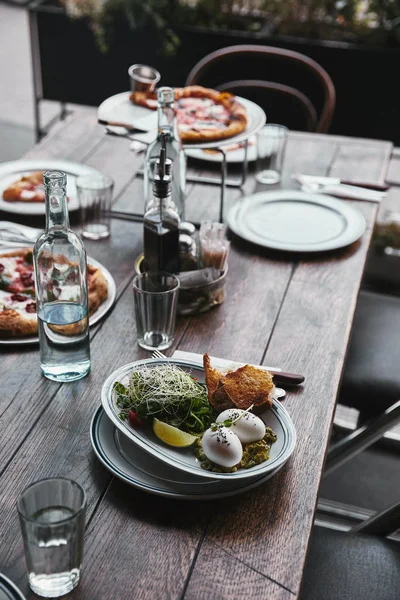 Νόστιμη Σαλάτα Και Πίτσα Πίνακα Στο Μοντέρνο Εστιατόριο — Δωρεάν Φωτογραφία