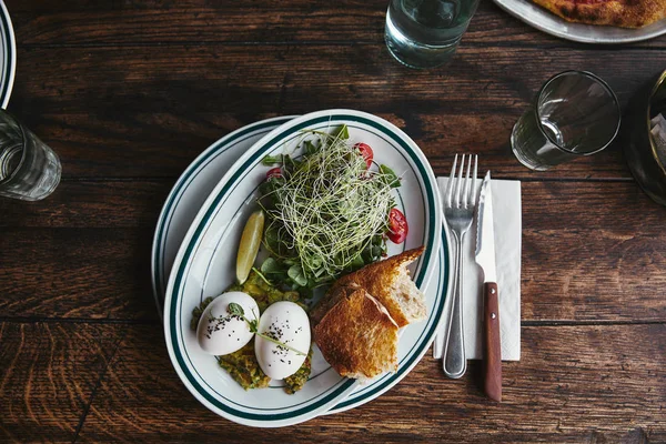 Bovenaanzicht Van Gezonde Salade Met Spruiten Eieren Rustieke Houten Tafel — Gratis stockfoto