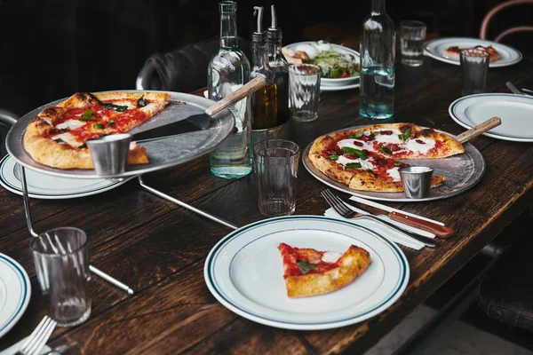 Heerlijke Pizza Water Tafel Het Moderne Restaurant — Stockfoto