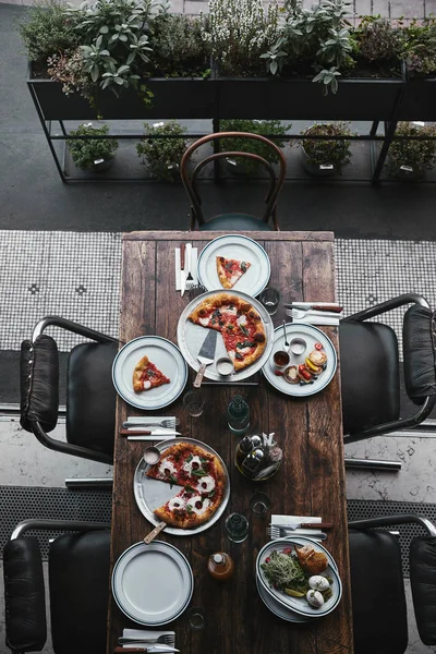 Bovenaanzicht Van Een Smakelijke Maaltijd Rustieke Tafel Restaurant — Gratis stockfoto