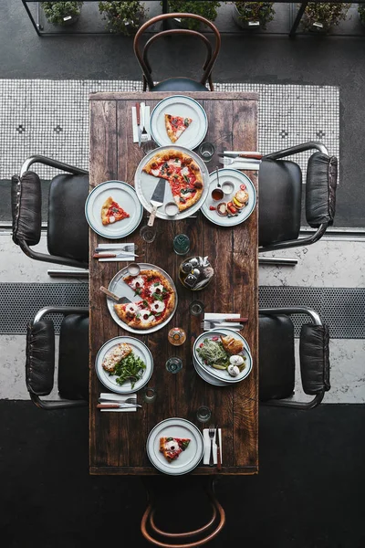 Pohled Shora Různých Italských Pokrmů Nápojů Dřevěný Rustikální Stůl Restauraci — Stock fotografie