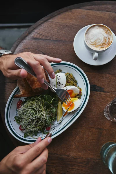 Tiro Recortado Hombre Comiendo Ensalada Saludable Con Brotes Taza Café — Foto de Stock