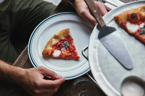 Beskuren Bild Mannen Äter Läcker Pizza Margherita Restaurang — Stockfoto