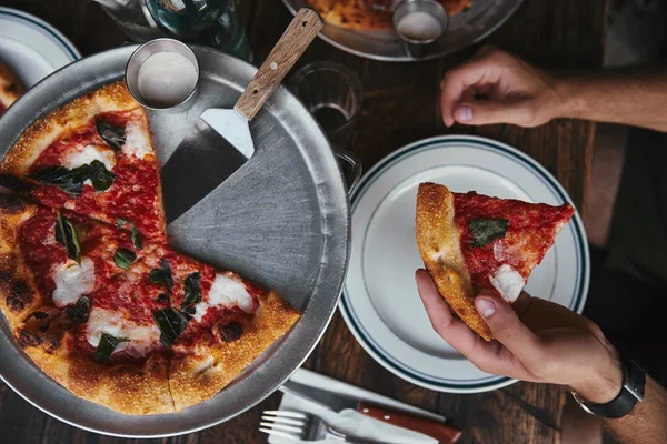 Beskuren Bild Mannen Äter Nymalen Bakad Pizza Margherita Restaurang — Stockfoto