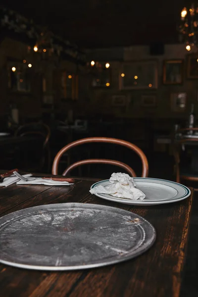 Lege Metalen Keuken Lade Met Witte Plaat Houten Tafel Restaurant — Gratis stockfoto