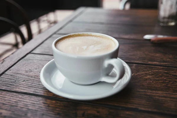 Close Shot Van Kopje Koffie Rustieke Houten Tafel Restaurant — Stockfoto