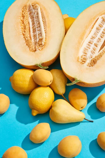 美味的成熟梨 瓜和柠檬在蓝色的顶部视图 — 免费的图库照片