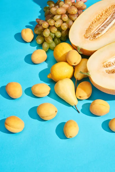 Hoge Hoekmening Van Zoete Rijpe Smakelijke Vruchten Blauwe Achtergrond — Stockfoto