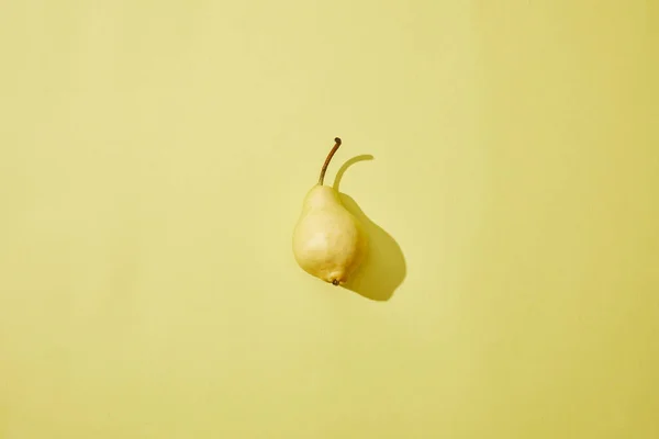 Top View Single Fresh Ripe Pear Yellow Background — Stock Photo, Image