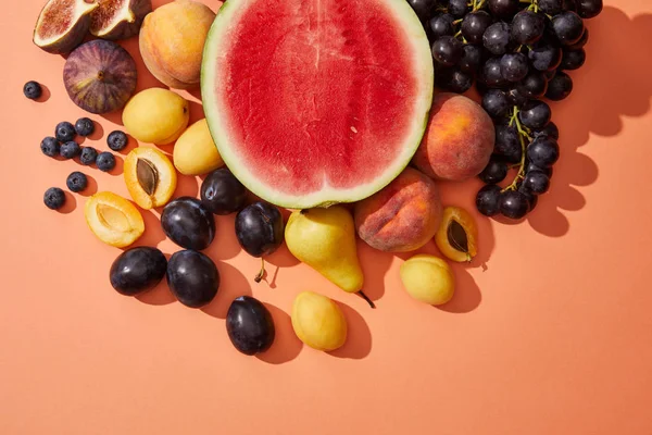 Draufsicht Auf Verschiedene Frische Reife Süße Sommerfrüchte Auf Rot — Stockfoto