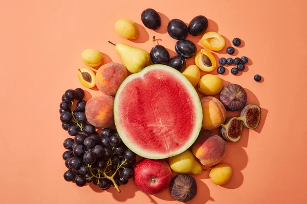 Draufsicht Auf Verschiedene Frische Reife Süße Früchte Auf Rot — Stockfoto