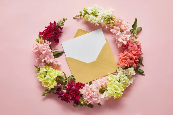 Top View Beautiful Tender Flowers Blank Card Envelope Pink — Stock Photo, Image