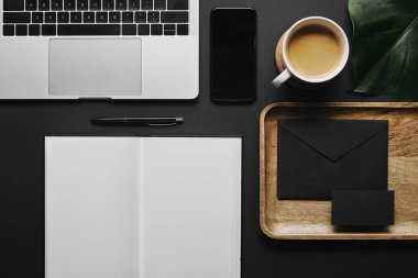 Açık defter ve laptop siyah arka plan üzerine ileti örneğini