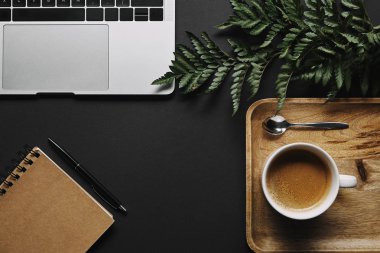 düz lay fincan kahve ve siyah arka plan üstünde laptop tarafından Not defteri ile