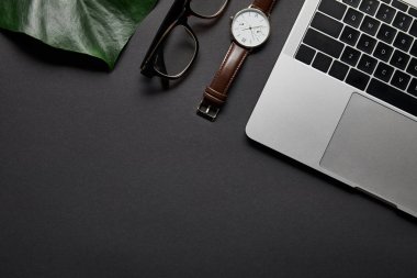 Gözlük ve siyah arka plan üstünde laptop ile izle