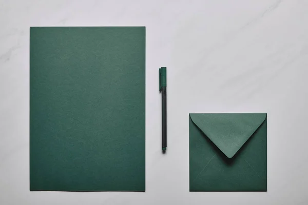 Green Letter Template Envelope Pen White Marble Background — Stock Photo, Image