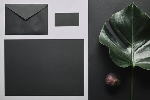 モックアップ黒封筒と白い大理石の背景にカード ビジネス — ストック写真