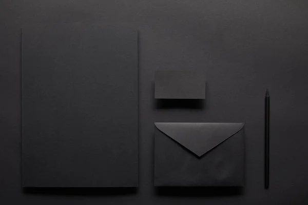 Negro Maqueta Composición Con Cuaderno Tarjeta Sobre Fondo Negro — Foto de Stock