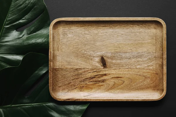 Empty Wooden Board Black Background Monstera Leaves — Stock Photo, Image