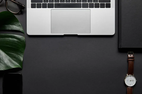 Composizione Con Laptop Accessori Business Sfondo Nero — Foto Stock