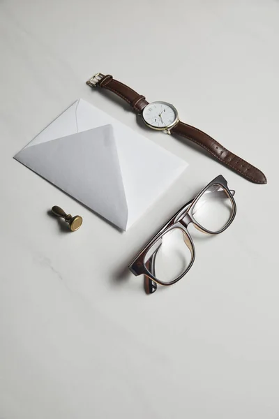 Plantilla Papelería Con Reloj Gafas Sobre Fondo Mármol Blanco — Foto de Stock