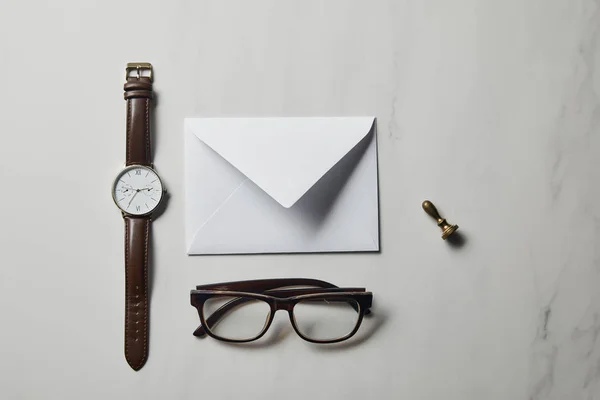 Briefvorlage Mit Brille Und Uhr Auf Weißem Marmorhintergrund — Stockfoto