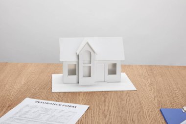 Sigorta formu ve küçük ev modeli yakından görmek ahşap tablo