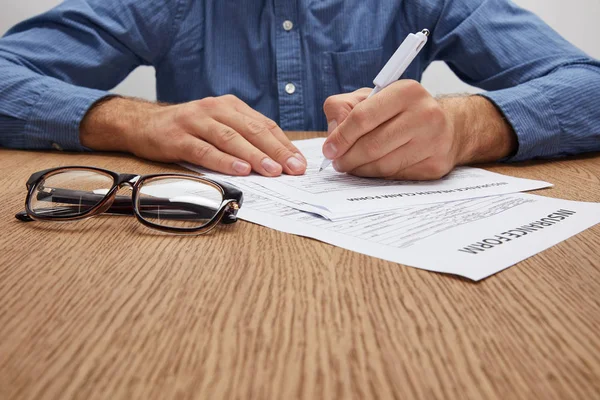 Recortado Disparo Hombre Firma Formulario Seguro Mesa Madera — Foto de Stock