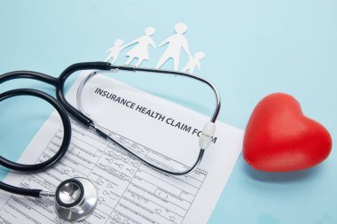 sigorta sağlık talep formu yakından görmek, kağıt Aile, kırmızı kalp simgesi ve stetoskop kesmek mavi
