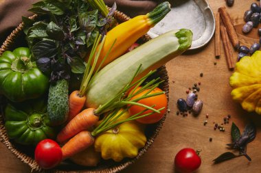 Ahşap masa üzerinde çiftlik sebzeli sepeti dolu