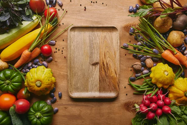 Verduras Crudas Ecológicas Con Bandeja Sobre Mesa Madera —  Fotos de Stock