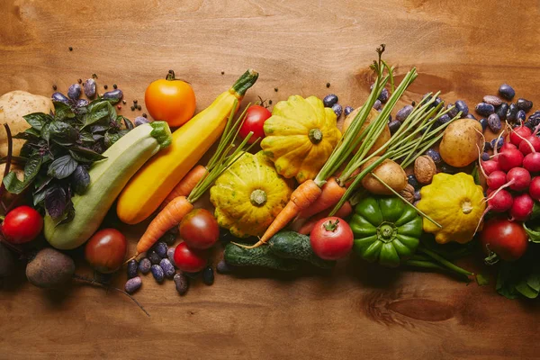 木製のテーブルに豆と野菜の食品成分 — ストック写真