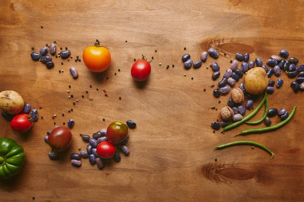 Bönor Tomater Och Sommarens Grönsaker Träbord — Stockfoto