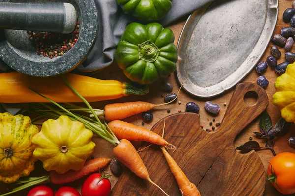 Legumes Frescos Com Argamassa Pilão Mesa Madeira — Fotografia de Stock